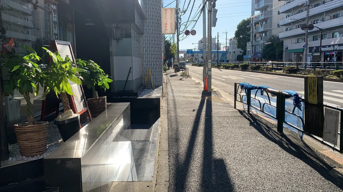 店舗前の通りまで来ます
