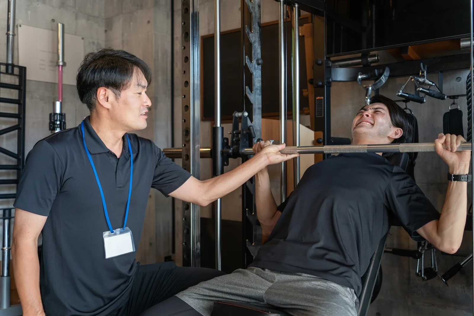 フォームを見ながら補助に入るトレーナーと、マンツーマンでトレーニングするお客様